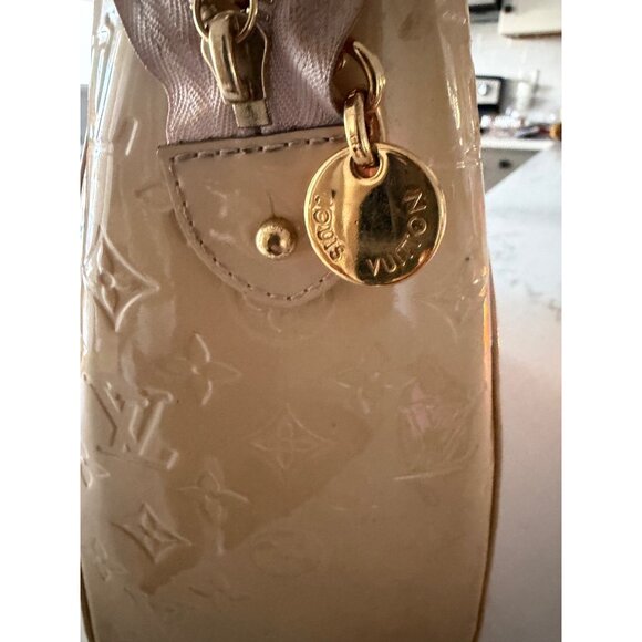LOUIS VUITTON Beige Poudre Monogram Vernis Brea MM Bag - Picture 2 of 16